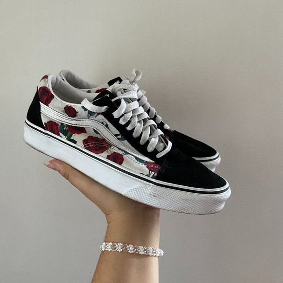 Red Roses - Picture 3 of 6